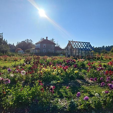 Woodside Farm Country Inn Sooke Exteriér fotografie